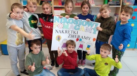 Dzieci pomagają dzieciom. Uczniowie białostockiej SSP nr 11 w „Zakręconej akcji” Zdrowie, LIFESTYLE - Cała społeczność Społecznej Szkoły Podstawowej nr 11 zbiera nakrętki, by pomóc choremu na rdzeniowy zanik mięśni Nikosiowi. Potrzeba aż 10 mln zł, więc każda złotówka się liczy
