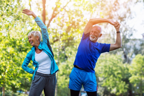 Jak wspierać seniorów w codziennej aktywności Zdrowie, LIFESTYLE - Regularny ruch ma zbawienne działanie na nas wszystkich, jednak szczególnie ważny jest w przypadku osób starszych. Dostosowana do wieku aktywność fizyczna poprawia samopoczucie i opóźnia efekty starzenia. Ale jak zachęcić seniorów do codziennej dawki ruchu? Podpowiadamy.